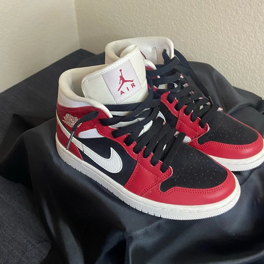 Jordan 1-Red/Blk/Wht - Picture 1 of 7